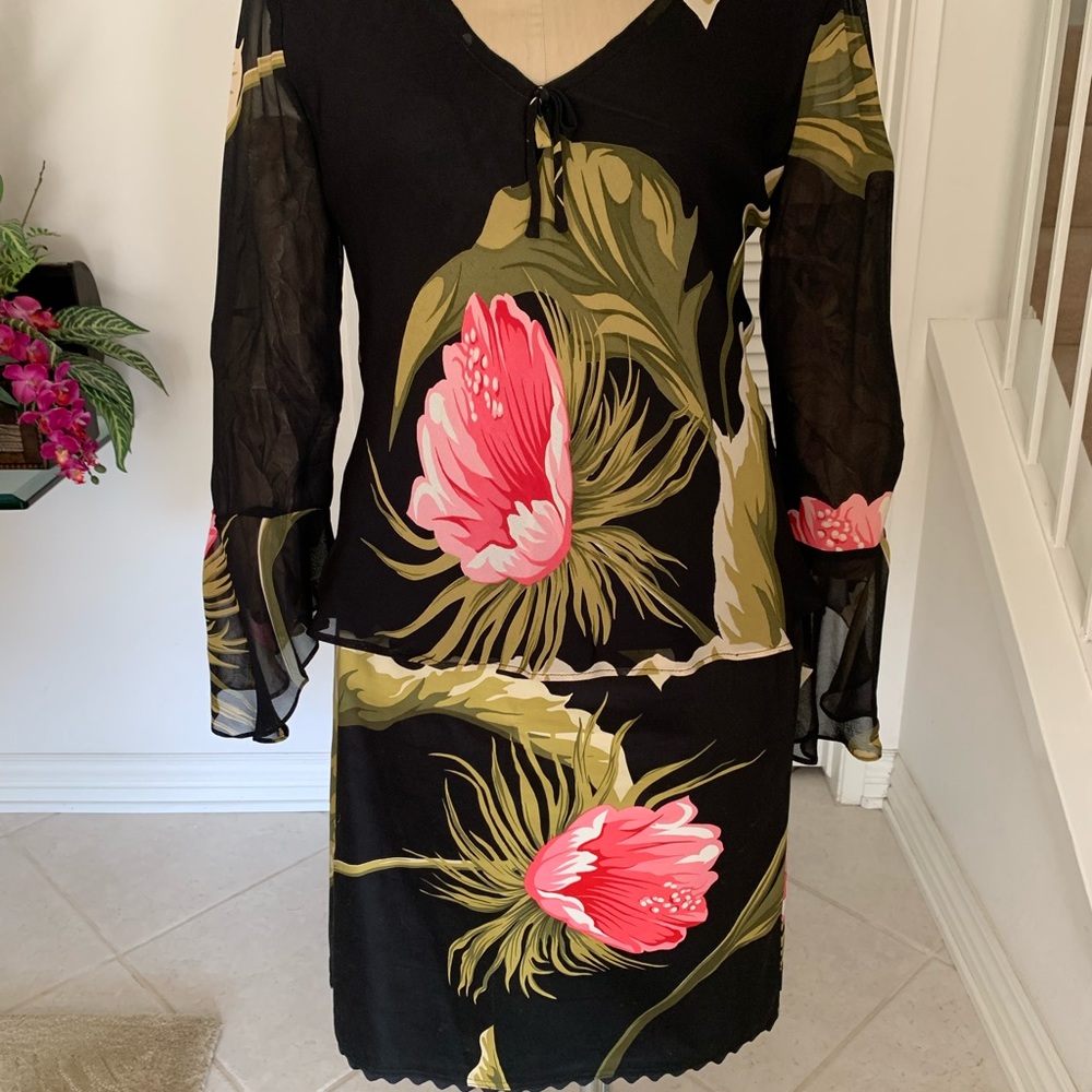 2pc ladies top and skirt, TOP size med.,sheer fabric w/body lined. Top 26” long.